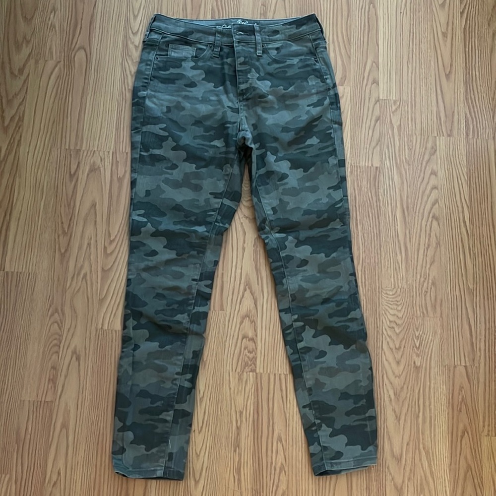 Universal Threads camo high rise skinny jeans. Size 6